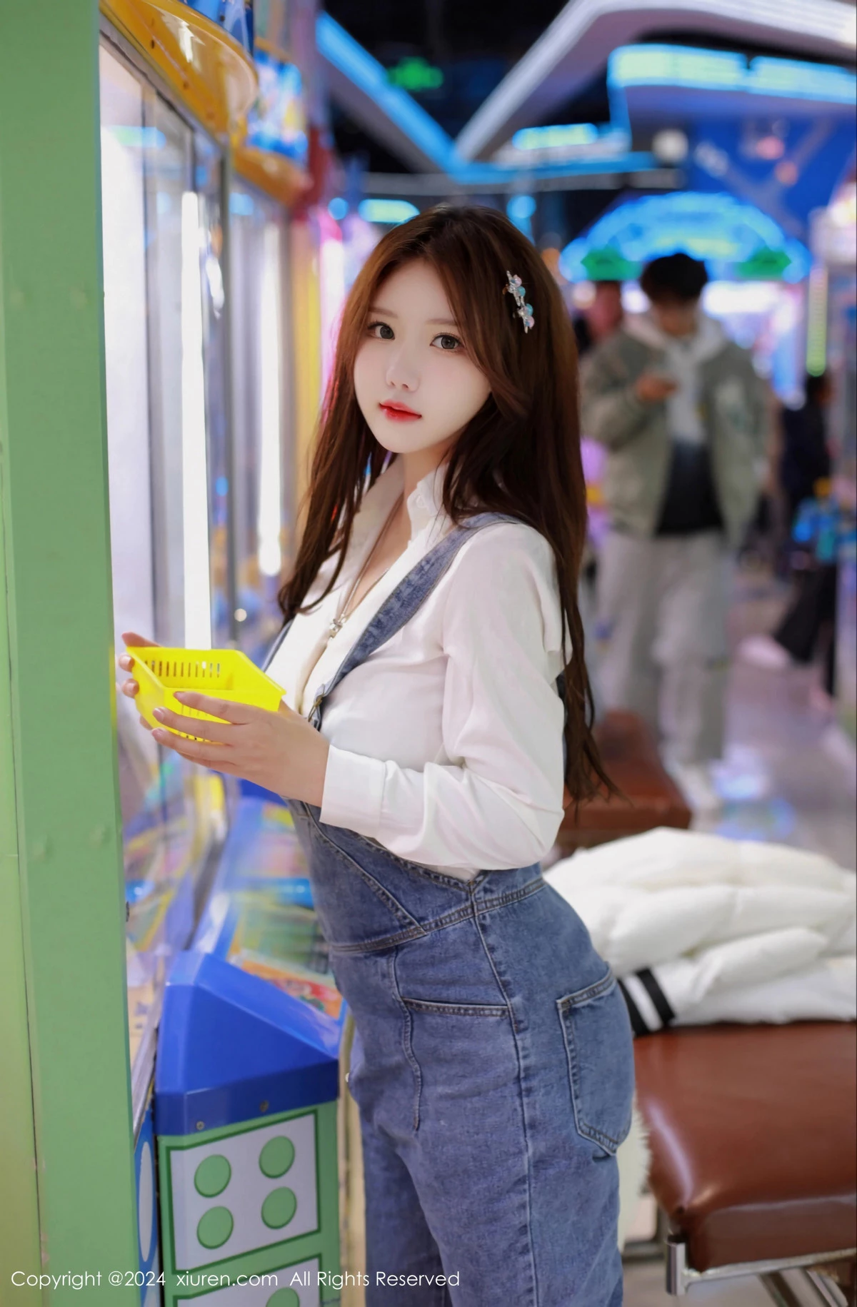 秀人集.com_[XiuRen秀人网]No.8087_模特小薯条nienie电玩店场景性感牛仔背带裤秀曼妙身姿诱惑写真81P