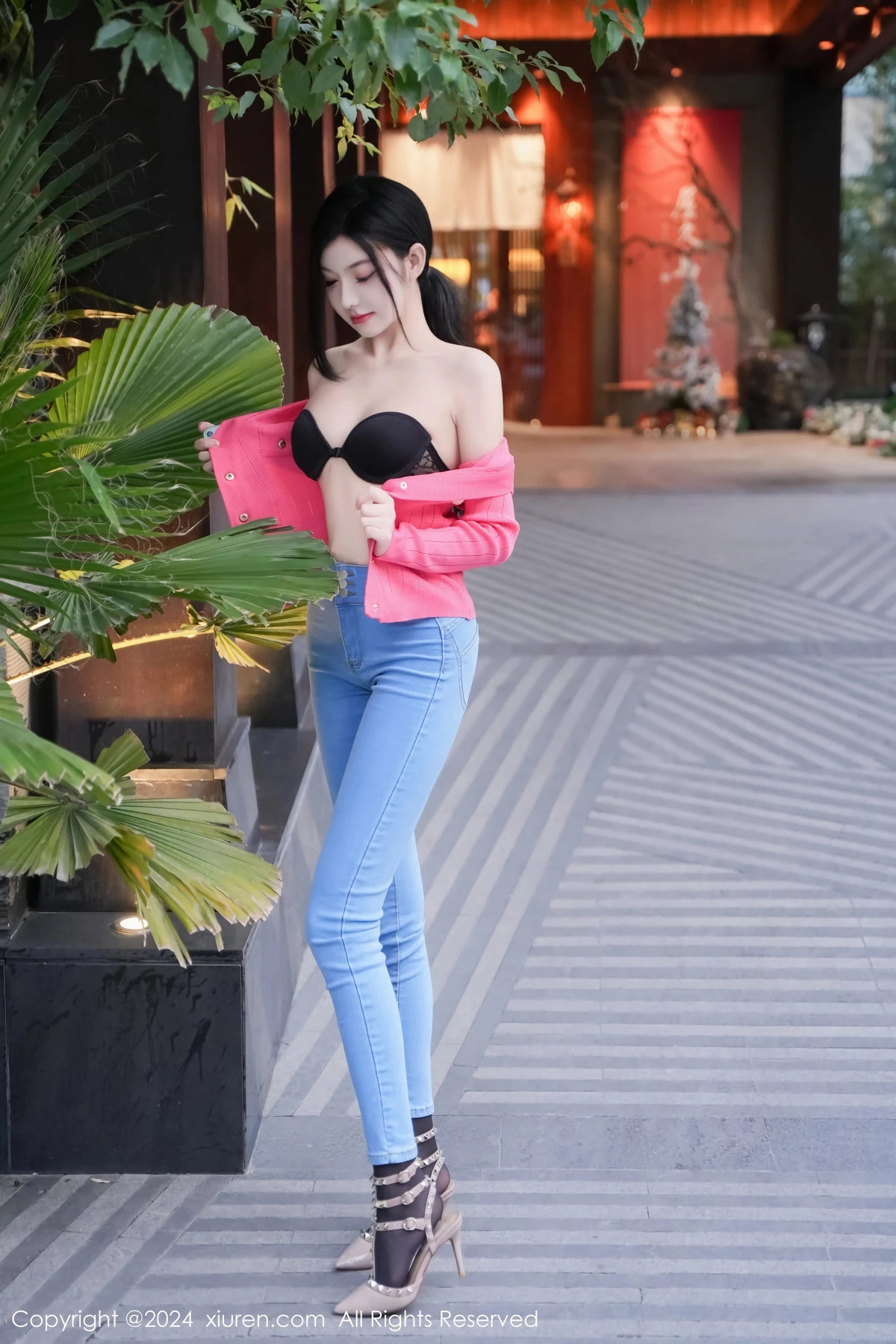 秀人集.com_[XiuRen秀人网]No.8091_新人模特龙雪儿脱牛仔裤露性感黑色内衣配开档黑丝极致魅惑写真69P