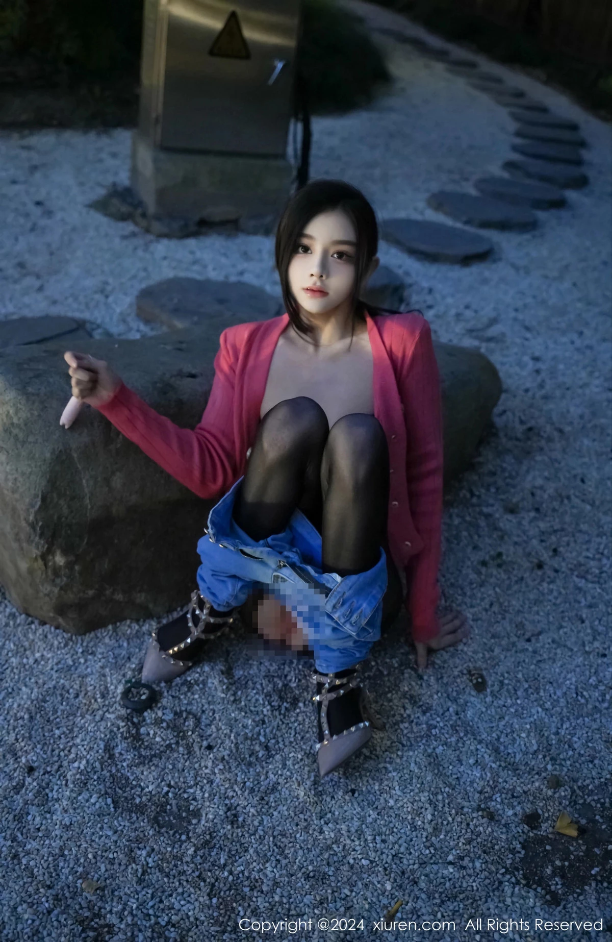 秀人集.com_[XiuRen秀人网]No.8091_新人模特龙雪儿脱牛仔裤露性感黑色内衣配开档黑丝极致魅惑写真69P