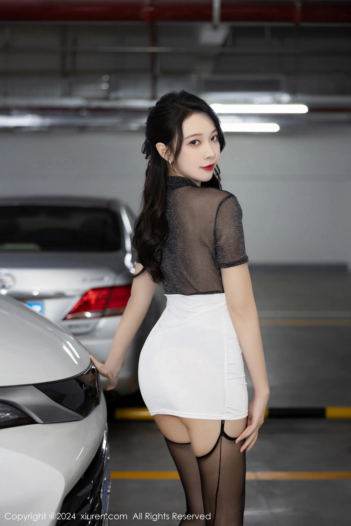 秀人集.com_[XiuRen秀人网]No.8017_模特郑颖姗Bev黑色轻透上衣配白短裙露黑丝吊袜秀美腿诱惑写真82P