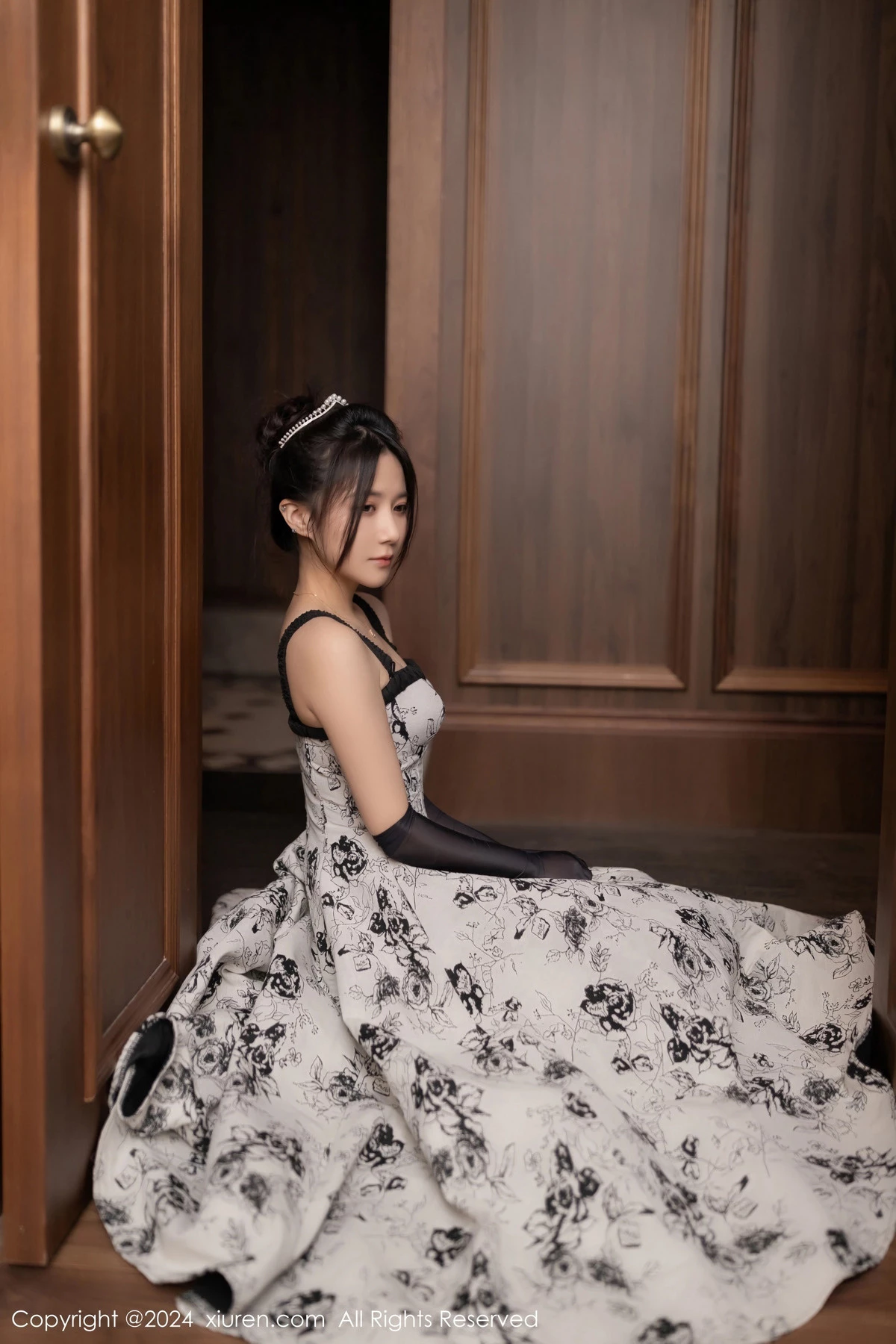 秀人集.com_[XiuRen秀人网]No.8109_模特鱼子酱Fish生日主题性感灰色连衣长裙秀曼妙身姿诱惑写真80P