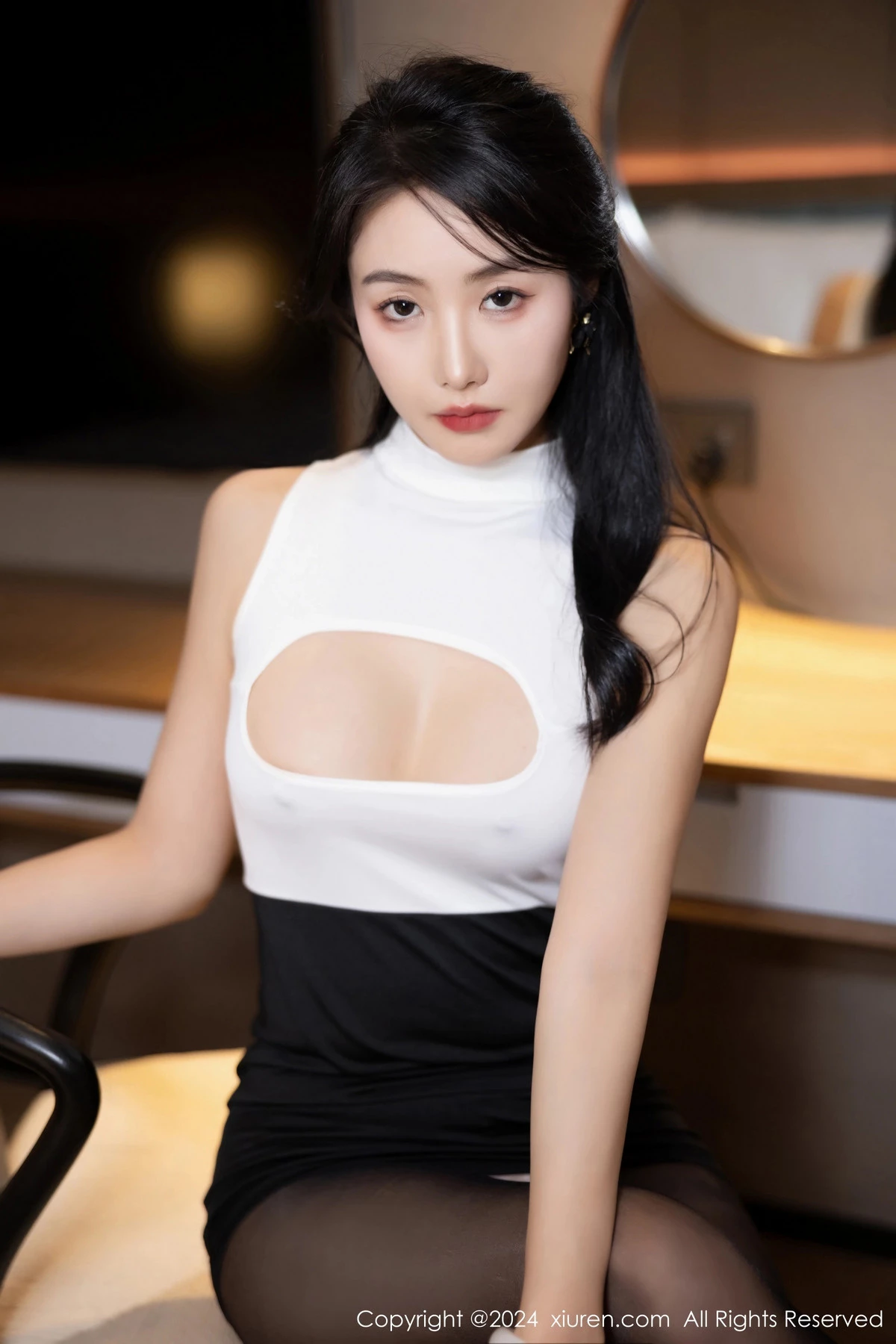 秀人集.com_[XiuRen秀人网]No.8107_模特苏苏阿性感白色上衣配黑短裙露开档黑丝秀曼妙身姿诱惑写真82P