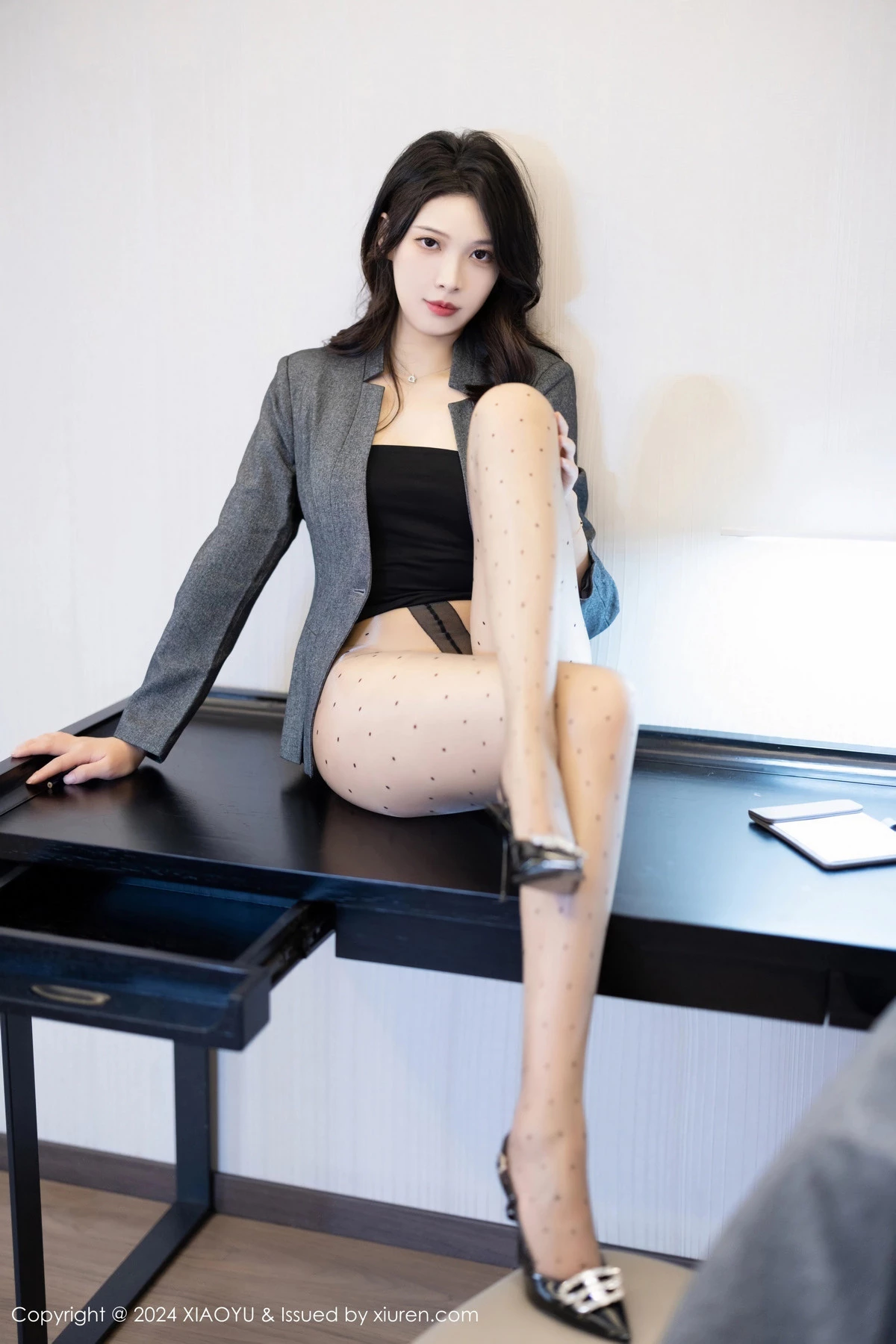 秀人集.com_[XiaoYu画语界]Vol.1209_模特郑颖姗Bev灰色OL制服露暖色内衣配原色丝袜秀美臀诱惑写真81P