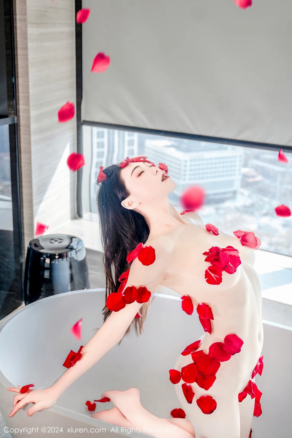 秀人集.com_[XiuRen秀人网]No.8175_新人模特瑜伽喵私房浴室玫瑰花瓣浴秀魔鬼曲线撩人诱惑写真63P