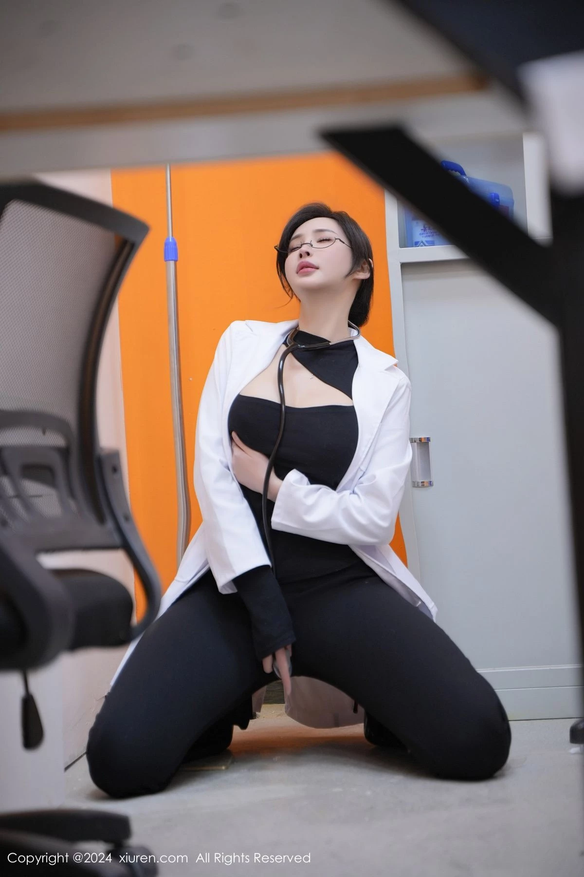 秀人集.com_[XiuRen秀人网]No.8180_女神Carol周妍希性感女医生制服露开档黑丝秀翘臀美腿诱惑写真78P