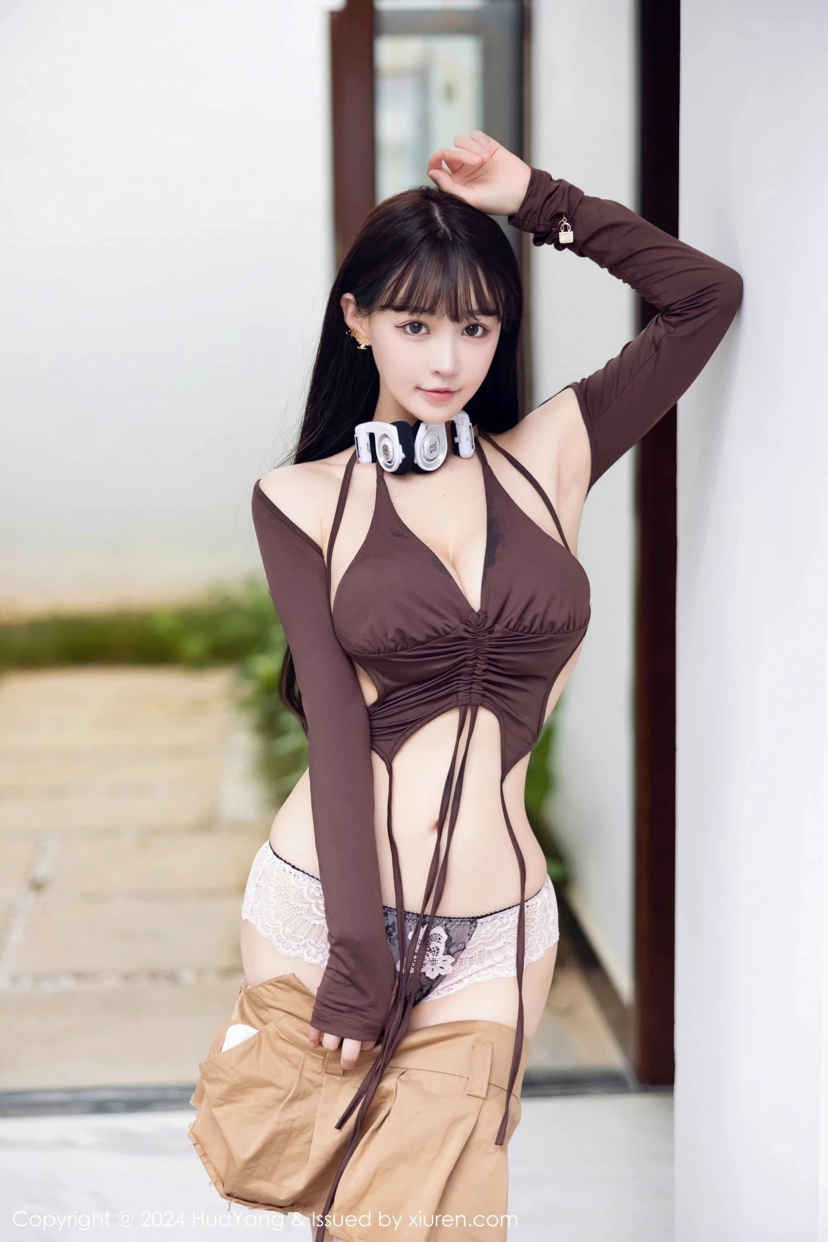 秀人集.com_[HuaYang花漾]Vol.568_女神朱可儿Flora性感咖啡色时尚上衣配短裙秀丰满身材诱惑写真64P