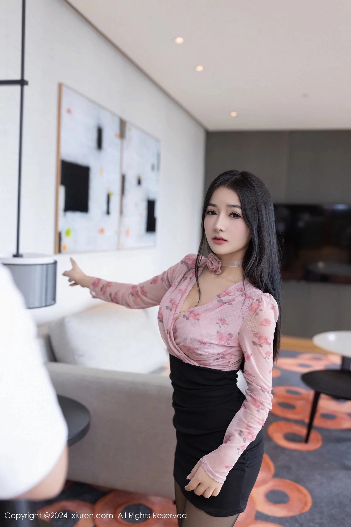 秀人集.com_[XiuRen秀人网]No.8187_模特小茶茶tea花色上衣配黑短裙露性感内衣秀丰腴身姿诱惑写真80P