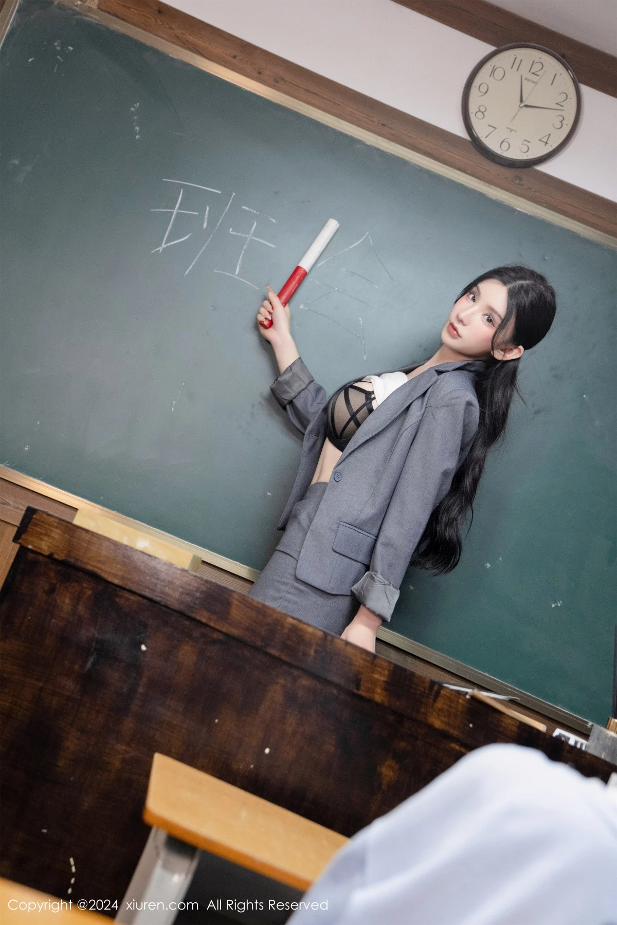 秀人集.com_[XiuRen秀人网]No.8204_女神周于希Sally剧照主题性感灰色制服露超薄黑丝极致魅惑写真93P