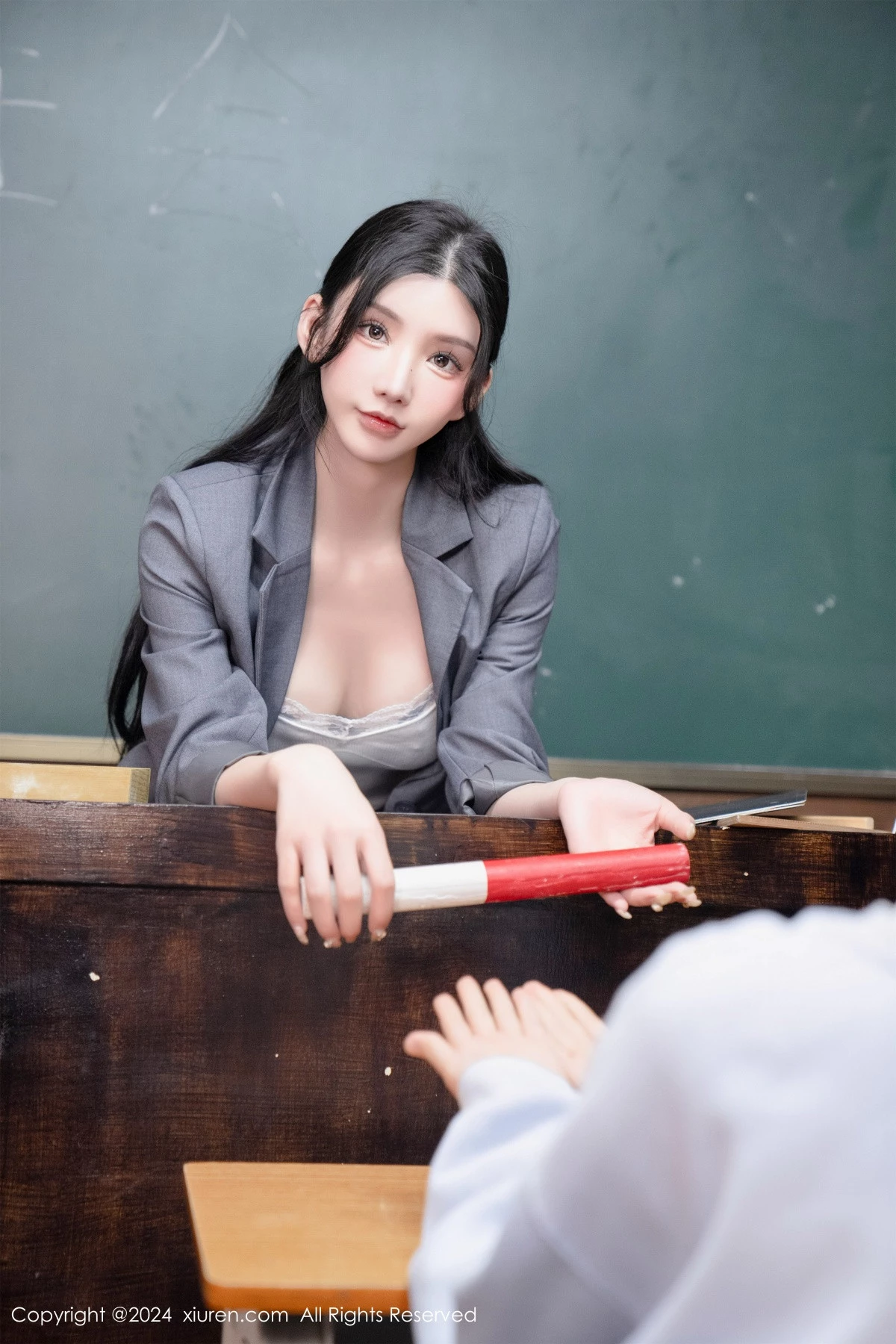 秀人集.com_[XiuRen秀人网]No.8204_女神周于希Sally剧照主题性感灰色制服露超薄黑丝极致魅惑写真93P