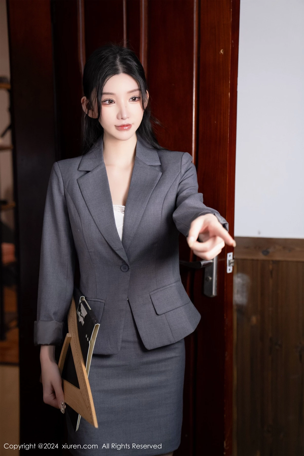 秀人集.com_[XiuRen秀人网]No.8204_女神周于希Sally剧照主题性感灰色制服露超薄黑丝极致魅惑写真93P