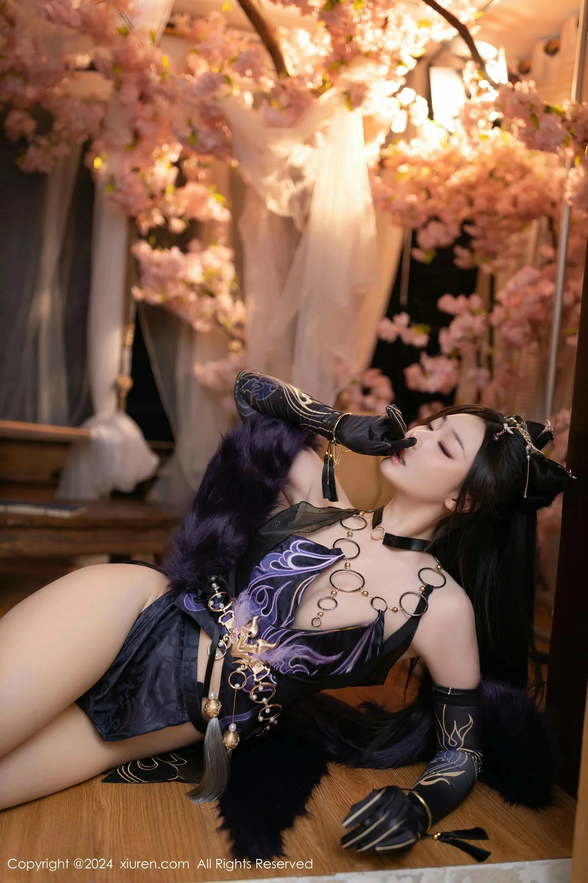 秀人集.com_[XiuRen秀人网]No.8232_模特小逗逗性感紫色情趣旗袍服饰半脱秀曼妙身姿惹火诱惑写真80P