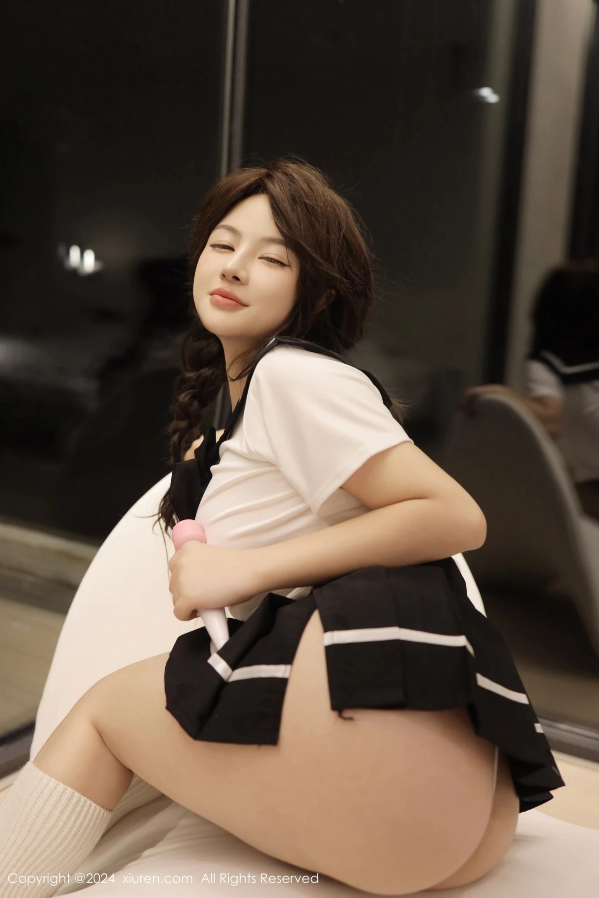 秀人集.com_[XiuRen秀人网]No.8229_模特沈思怡性感学生短裙套装配白色腿袜秀翘臀美腿迷人诱惑写真55P