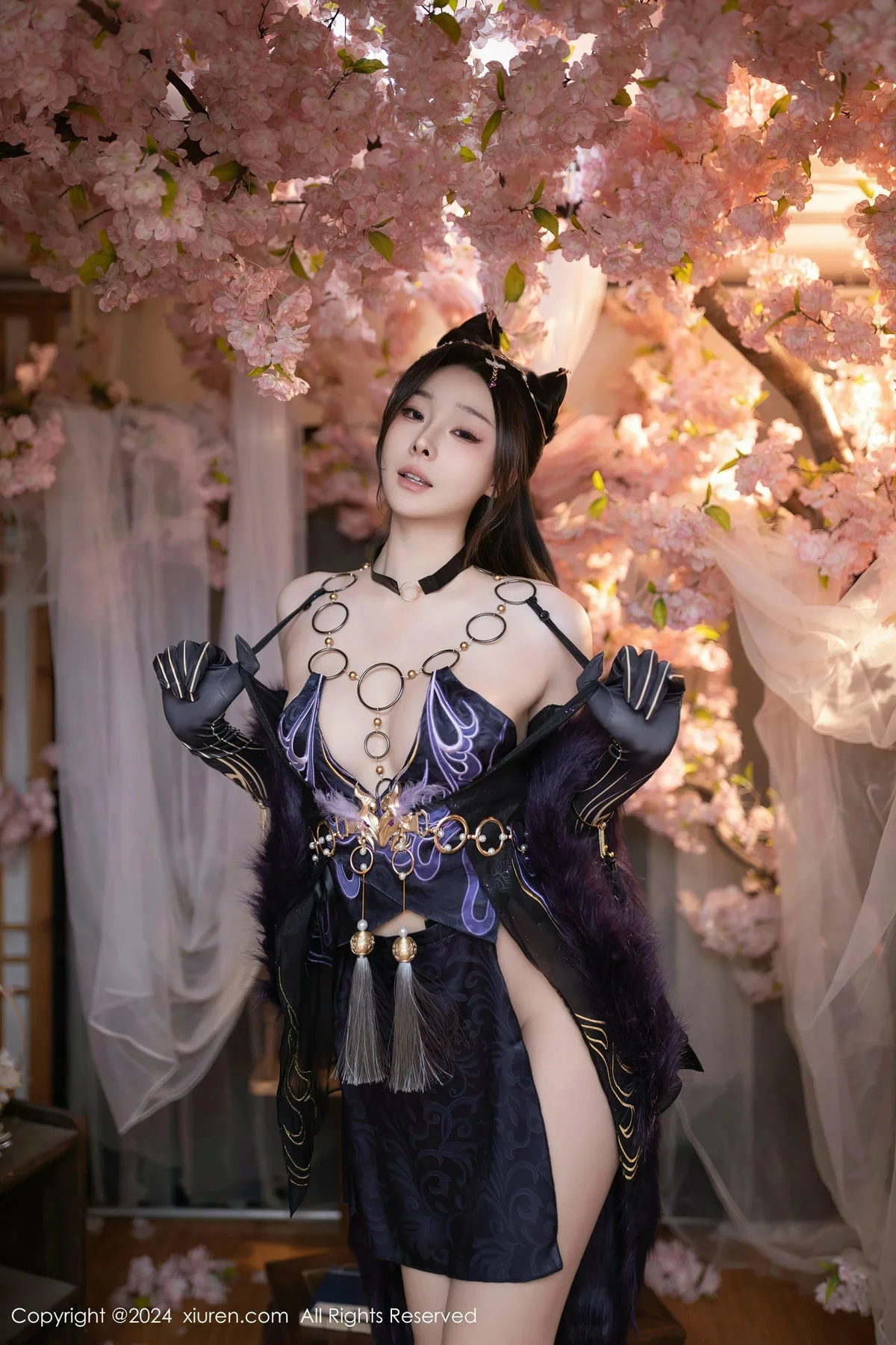 秀人集.com_[XiuRen秀人网]No.8232_模特小逗逗性感紫色情趣旗袍服饰半脱秀曼妙身姿惹火诱惑写真80P