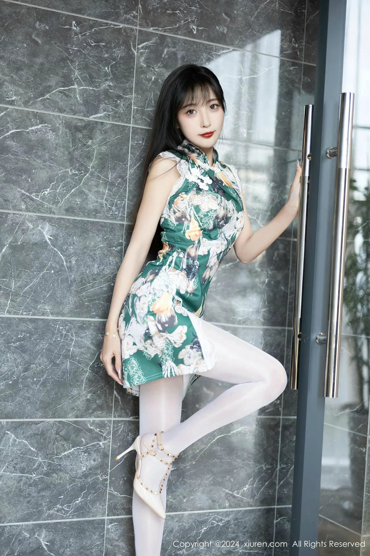 秀人集.com_[XiuRen秀人网]No.8231_模特林星阑性感花色旗袍露白色内衣配开档白丝秀美腿诱惑写真84P