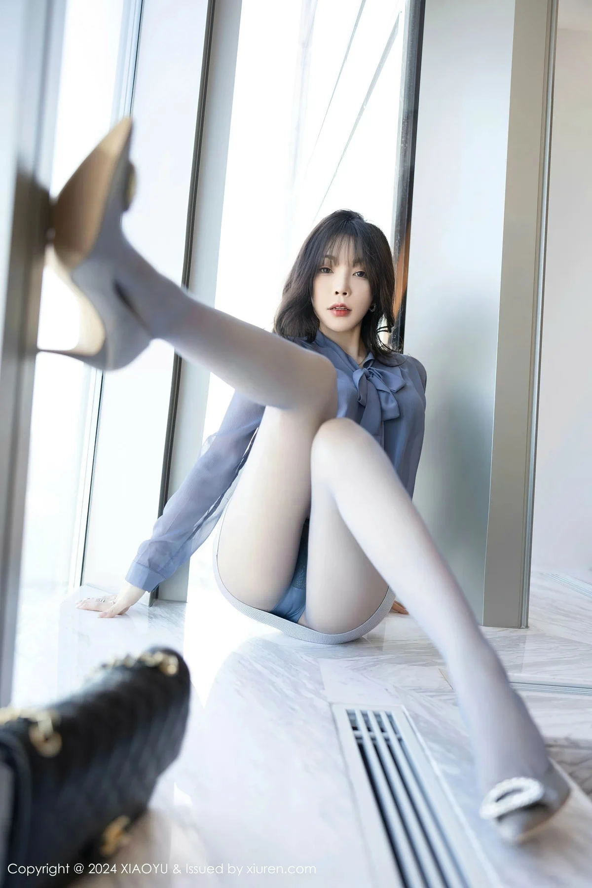 秀人集.com_[XiaoYu画语界]Vol.1219_女神徐莉芝Booty蓝灰上衣配短裙露性感内衣秀曼妙身姿诱惑写真92P
