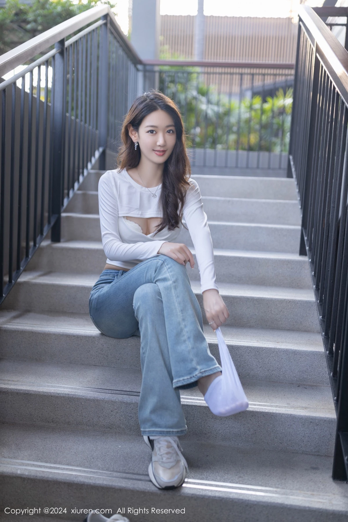 秀人集.com_[XiuRen秀人网]No.8250_模特唐安琪性感白色上衣配牛仔裤半脱秀曼妙身姿迷人诱惑写真80P