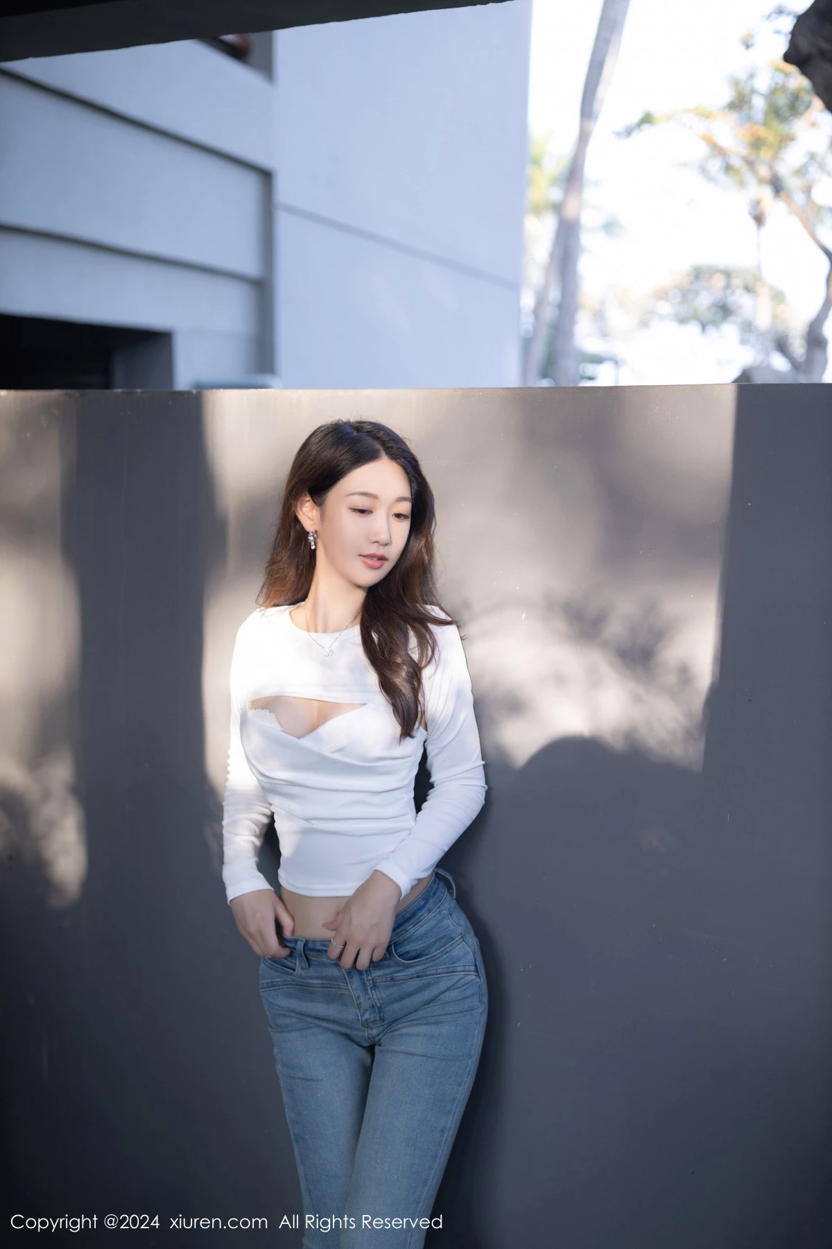 秀人集.com_[XiuRen秀人网]No.8250_模特唐安琪性感白色上衣配牛仔裤半脱秀曼妙身姿迷人诱惑写真80P