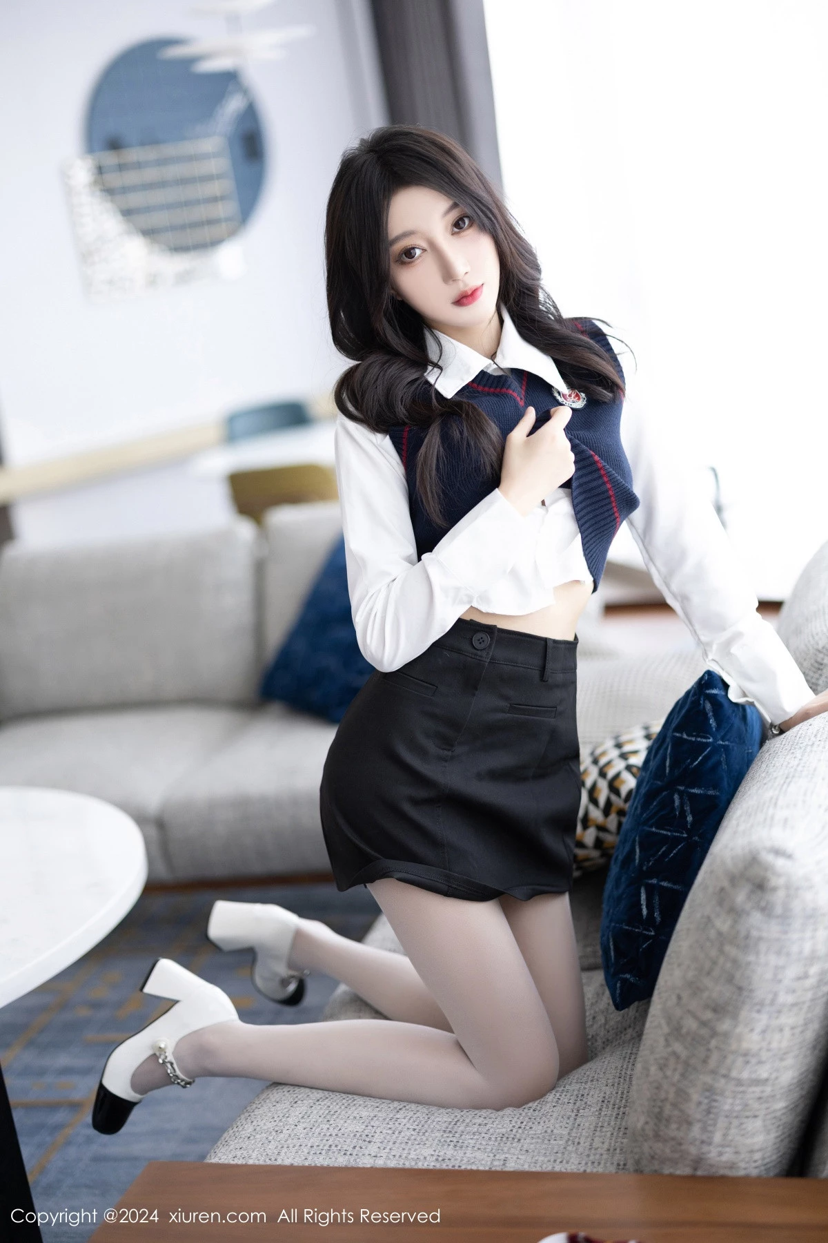 秀人集.com_[XiuRen秀人网]No.8247_模特玥儿玥性感白衬衫配黑色短裙露紫色内衣配开档白丝迷人写真82P
