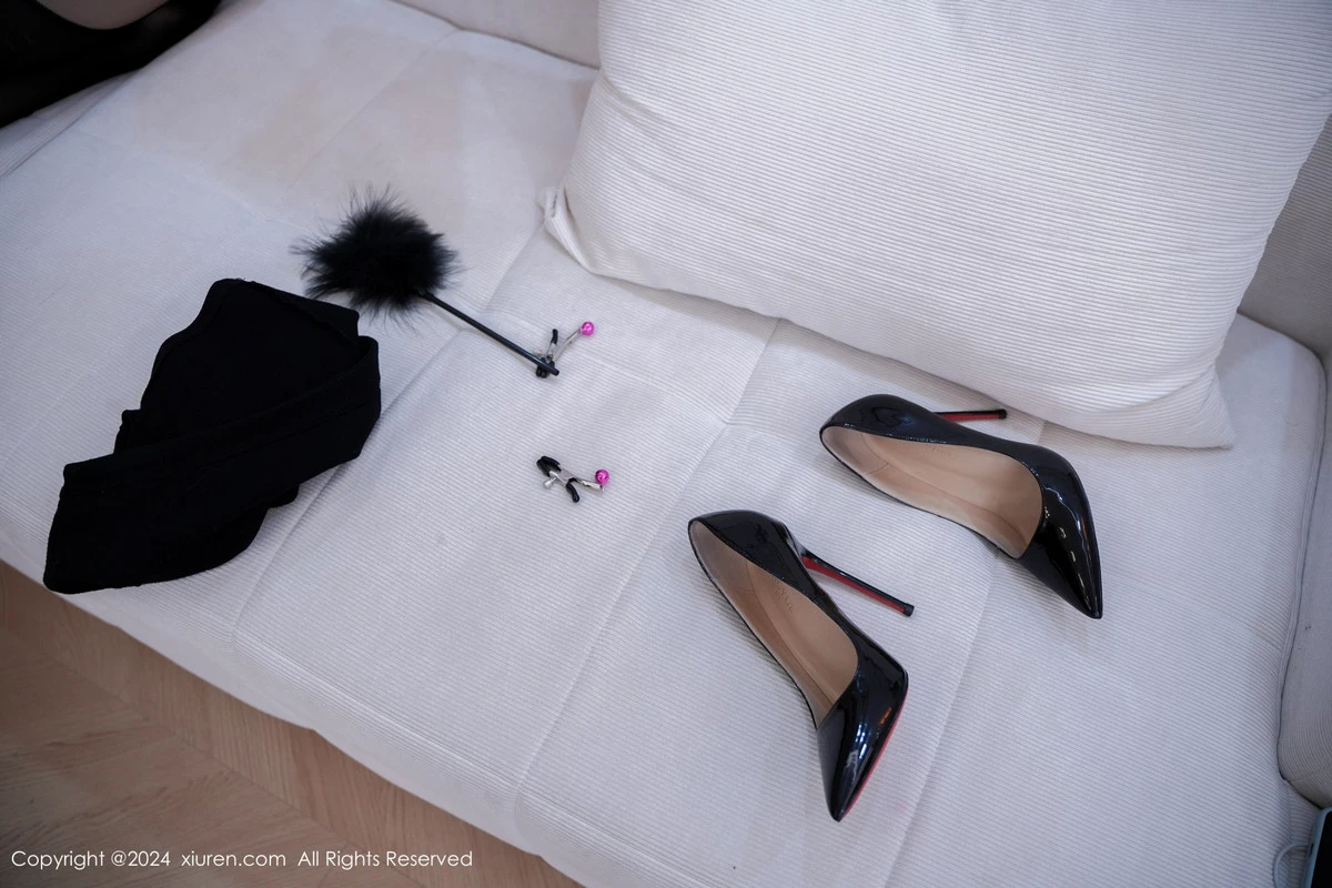 秀人集.com_[XiuRen秀人网]No.8249_女神Carol周妍希家访场景性感紫色上衣配黑丝吊袜极致魅惑写真74P