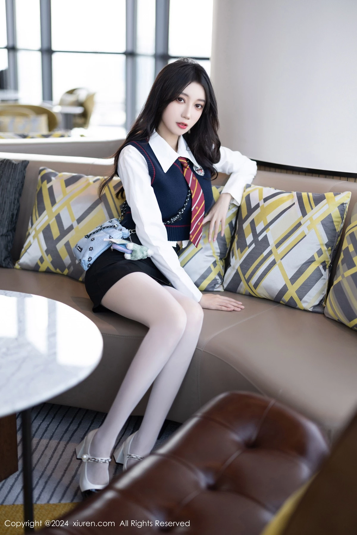 秀人集.com_[XiuRen秀人网]No.8247_模特玥儿玥性感白衬衫配黑色短裙露紫色内衣配开档白丝迷人写真82P