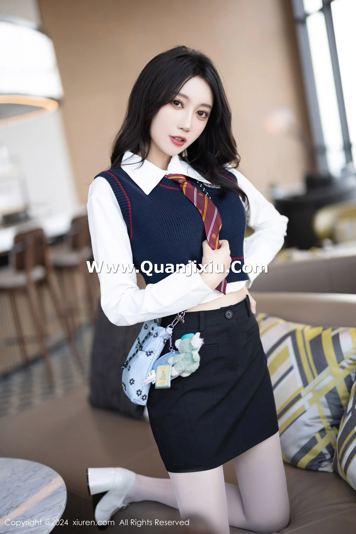 秀人集.com_[XiuRen秀人网]No.8247_模特玥儿玥性感白衬衫配黑色短裙露紫色内衣配开档白丝迷人写真82P