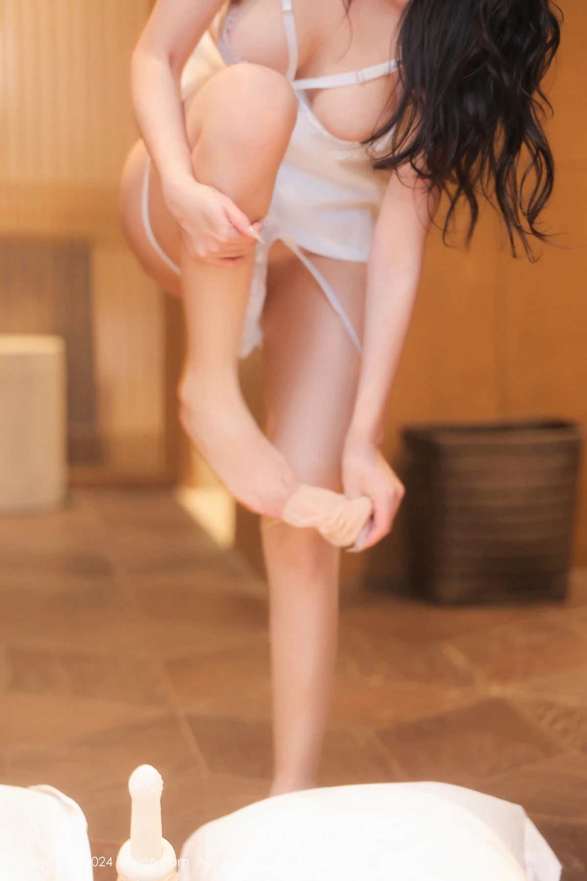 秀人集.com_[XiuRen秀人网]No.8119_模特小泡芙winna性感白色连衣裙配油亮肉丝秀丰腴身材诱惑写真80P