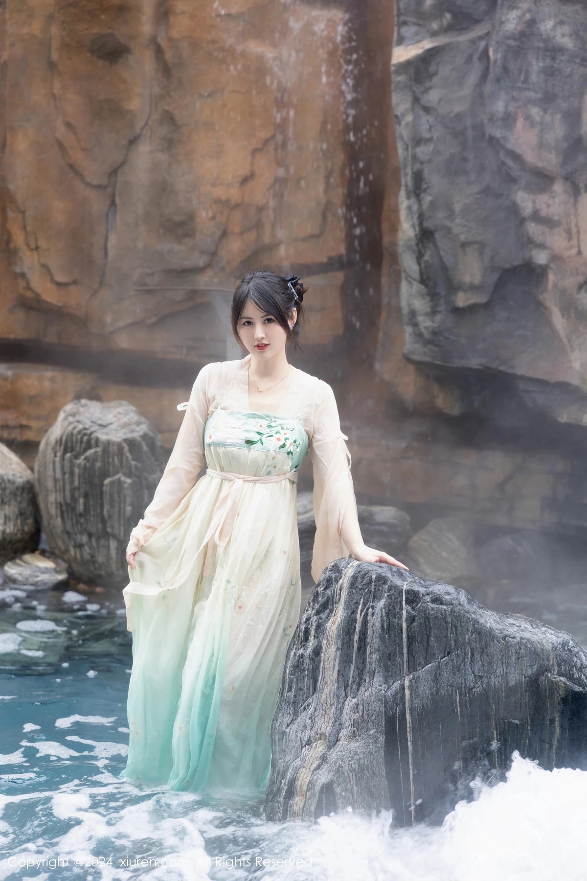 秀人集.com_[XiuRen秀人网]No.8128_模特诗诗kiki浴室场景性感古装情趣服饰秀丰腴有致身材诱惑写真82P