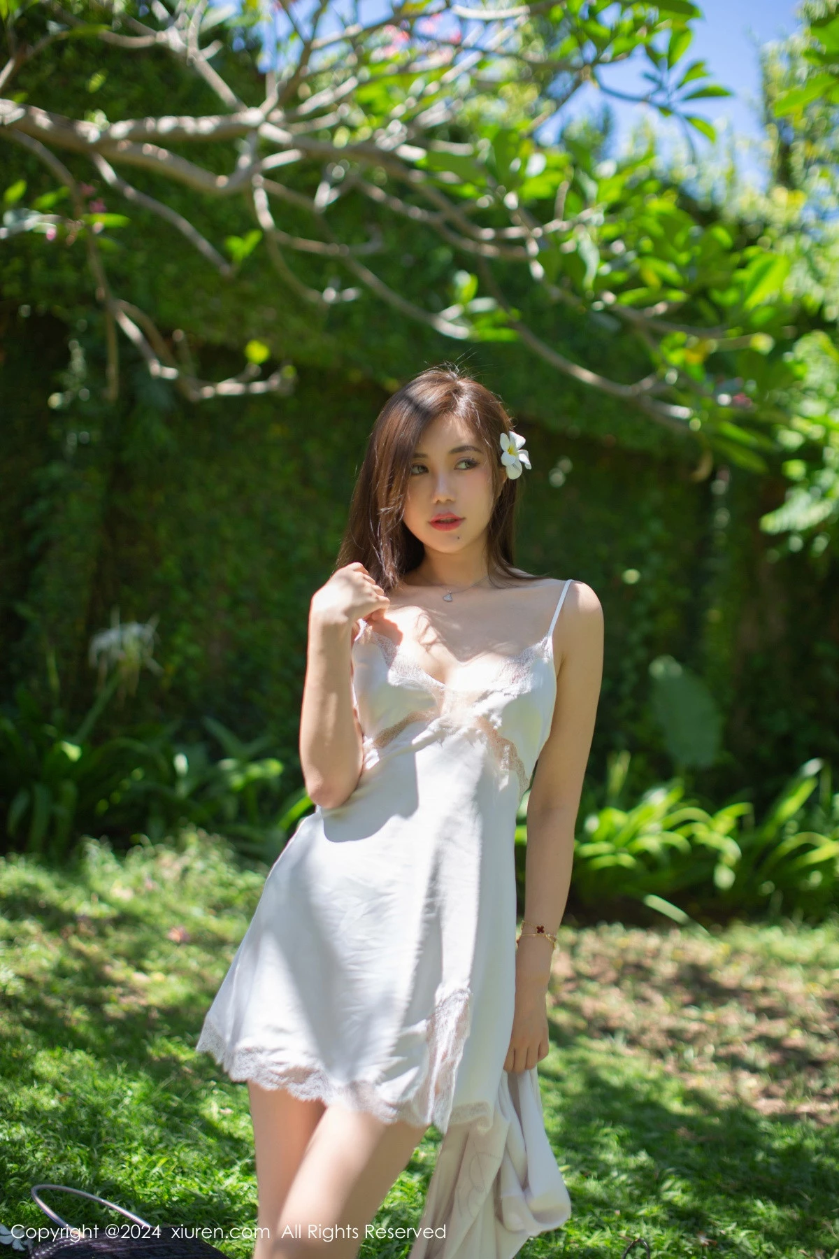 秀人集.com_[XiuRen秀人网]No.8256_女神绮里嘉ula户外性感白色吊带裙配超薄肉丝秀惹火身材诱惑写真75P