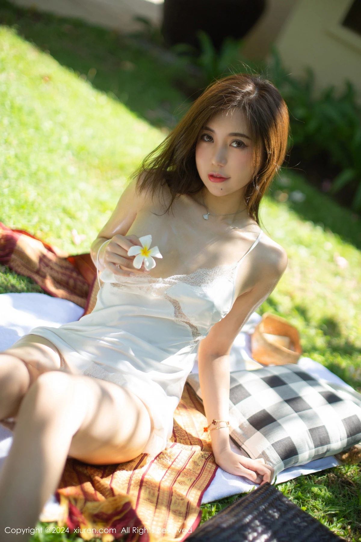 秀人集.com_[XiuRen秀人网]No.8256_女神绮里嘉ula户外性感白色吊带裙配超薄肉丝秀惹火身材诱惑写真75P