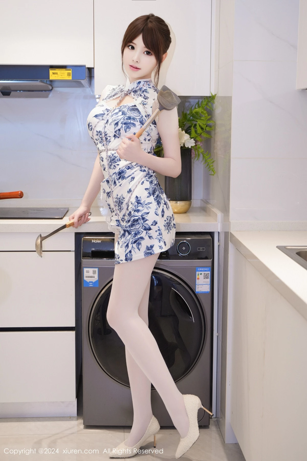 秀人集.com_[XiuRen秀人网]No.8255_模特梦灵儿Mini性感青色轻透旗袍配原色丝袜秀惹火身材诱惑写真77P