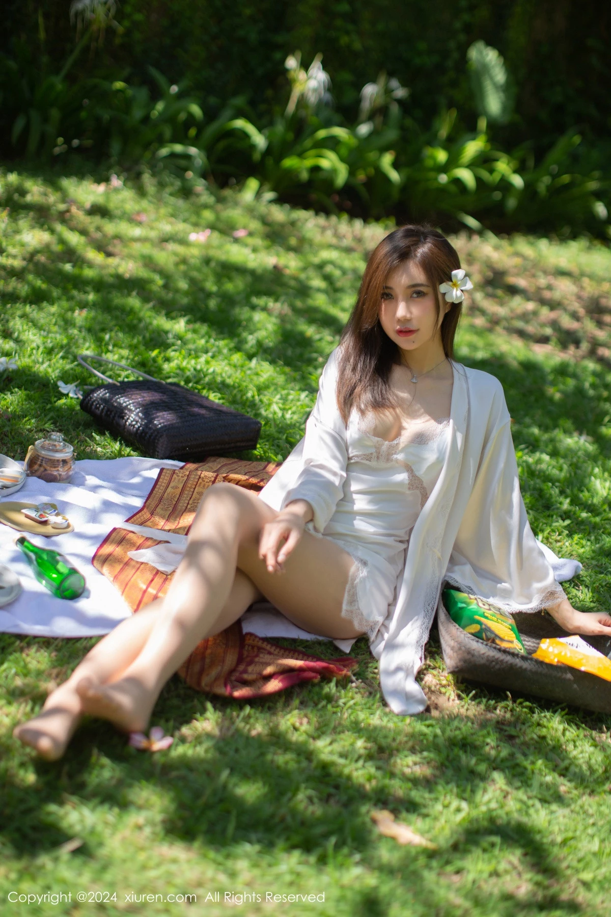 秀人集.com_[XiuRen秀人网]No.8256_女神绮里嘉ula户外性感白色吊带裙配超薄肉丝秀惹火身材诱惑写真75P