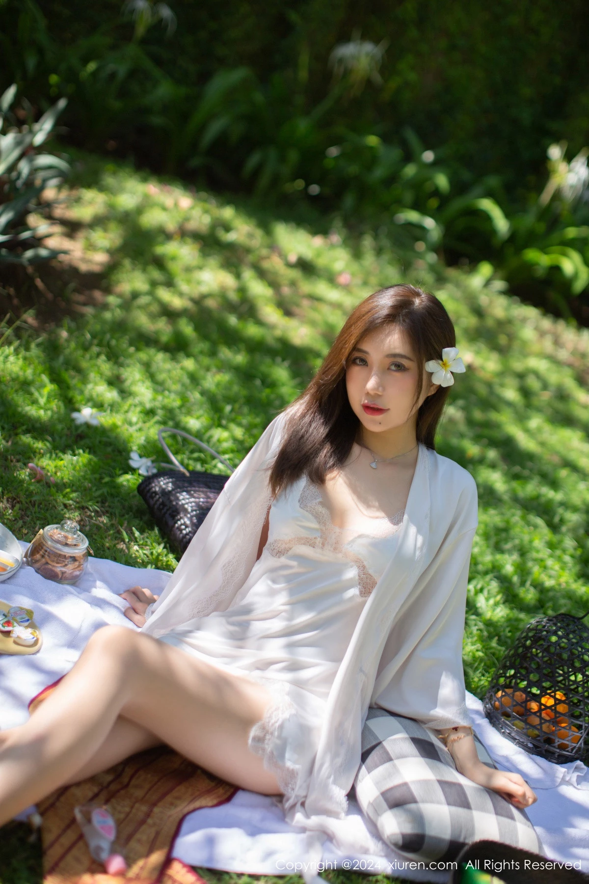 秀人集.com_[XiuRen秀人网]No.8256_女神绮里嘉ula户外性感白色吊带裙配超薄肉丝秀惹火身材诱惑写真75P