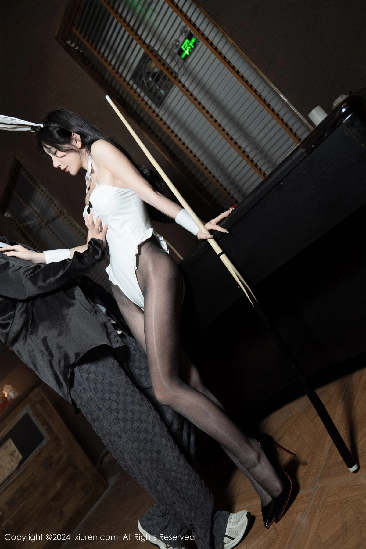 秀人集.com_[XiuRen秀人网]No.8318_女神周于希Sally白色皮质高叉连体衣配开档黑丝秀美腿诱惑写真107P