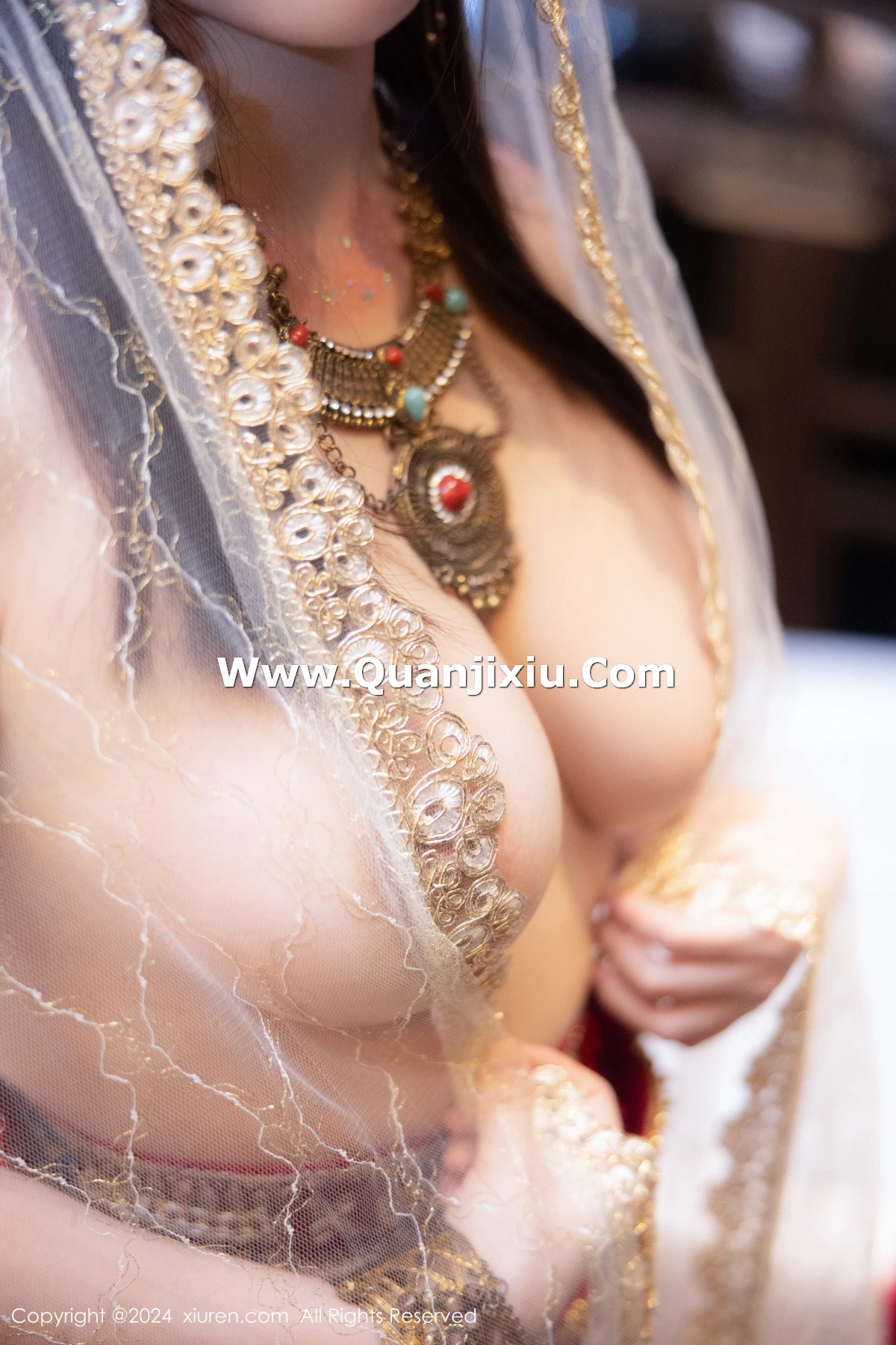 秀人集.com_[XiuRen秀人网]No.8349_模特豆瓣酱性感红色薄纱西域服饰半脱秀丰腴身材撩人诱惑写真82P