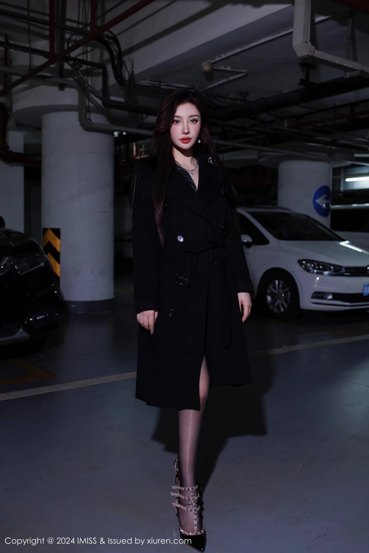 秀人集.com_[IMISS爱蜜社]Vol.768_模特蕾蕾醒了没性感黑色收身服饰配闪亮黑丝秀丰腴身材诱惑写真60P