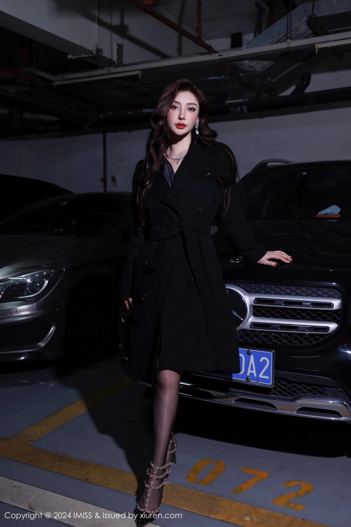 秀人集.com_[IMISS爱蜜社]Vol.768_模特蕾蕾醒了没性感黑色收身服饰配闪亮黑丝秀丰腴身材诱惑写真60P