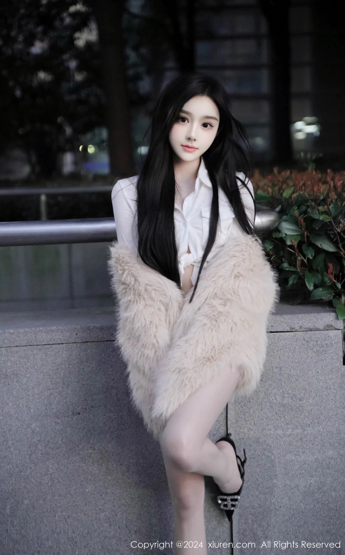 秀人集.com_[XiuRen秀人网]No.8261_模特龙雪儿性感白色上衣配超短牛仔裤秀曼妙身姿撩人诱惑写真77P