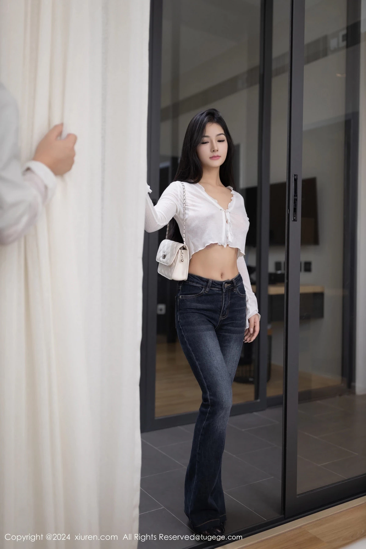 秀人集.com_[XiuRen秀人网]No.8262_模特小茶茶tea白色上衣配牛仔裤露蕾丝内衣秀惹火身材诱惑写真80P