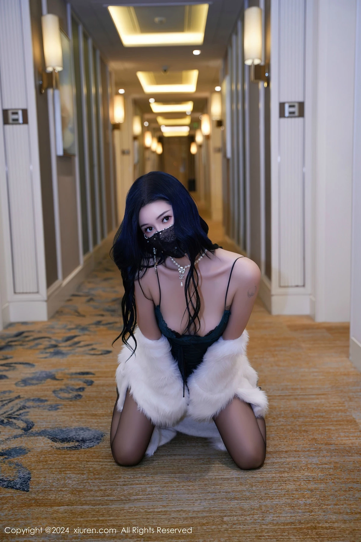 秀人集.com_[XiuRen秀人网]No.8372_模特芮芮私房性感蓝色吊带短裙配超薄黑丝秀完美身材诱惑写真68P