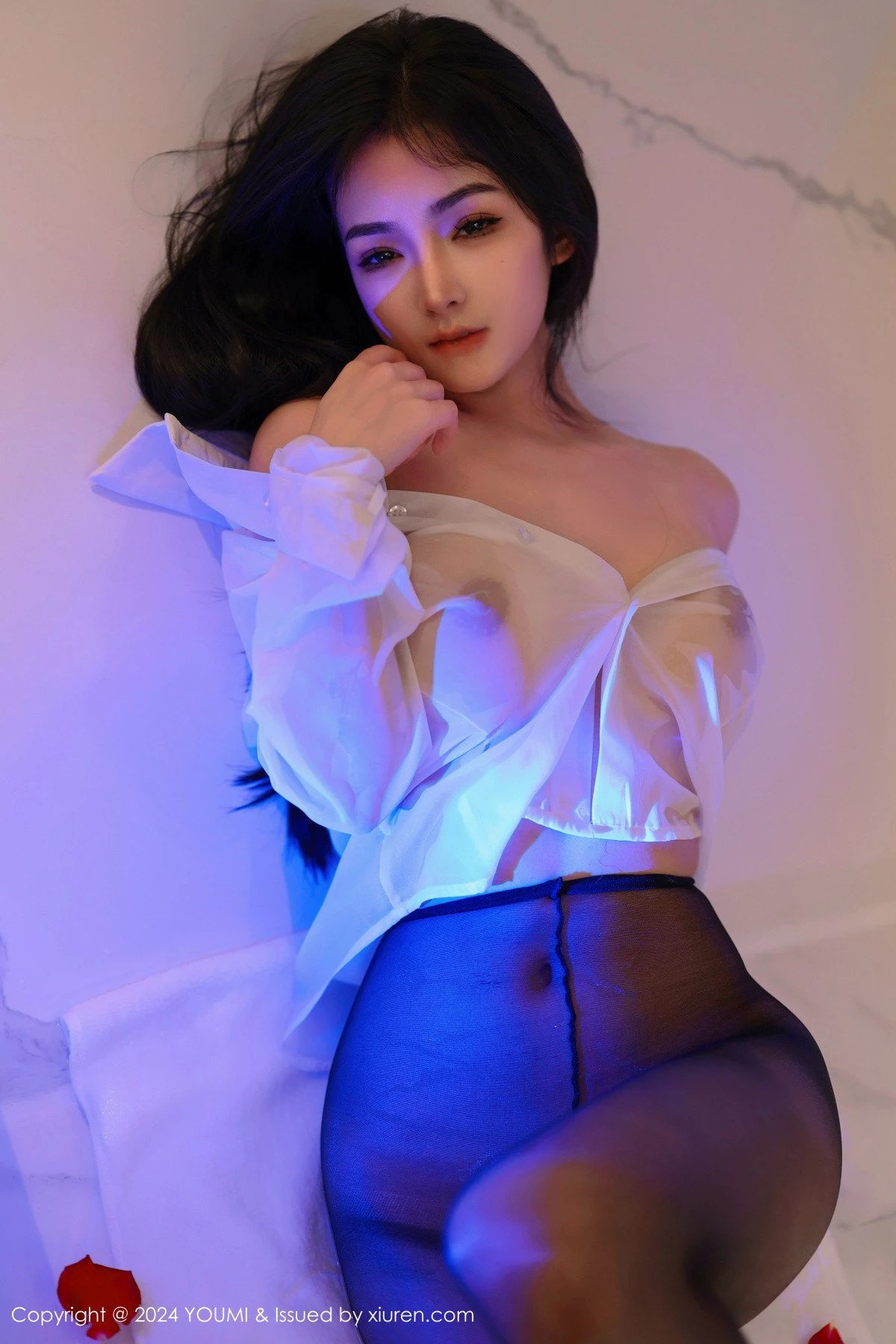 秀人集.com_[YouMi尤蜜荟]Vol.1050_模特谭小灵性感薄透白T配黑短裙露超薄黑丝秀翘臀美腿诱惑写真90P