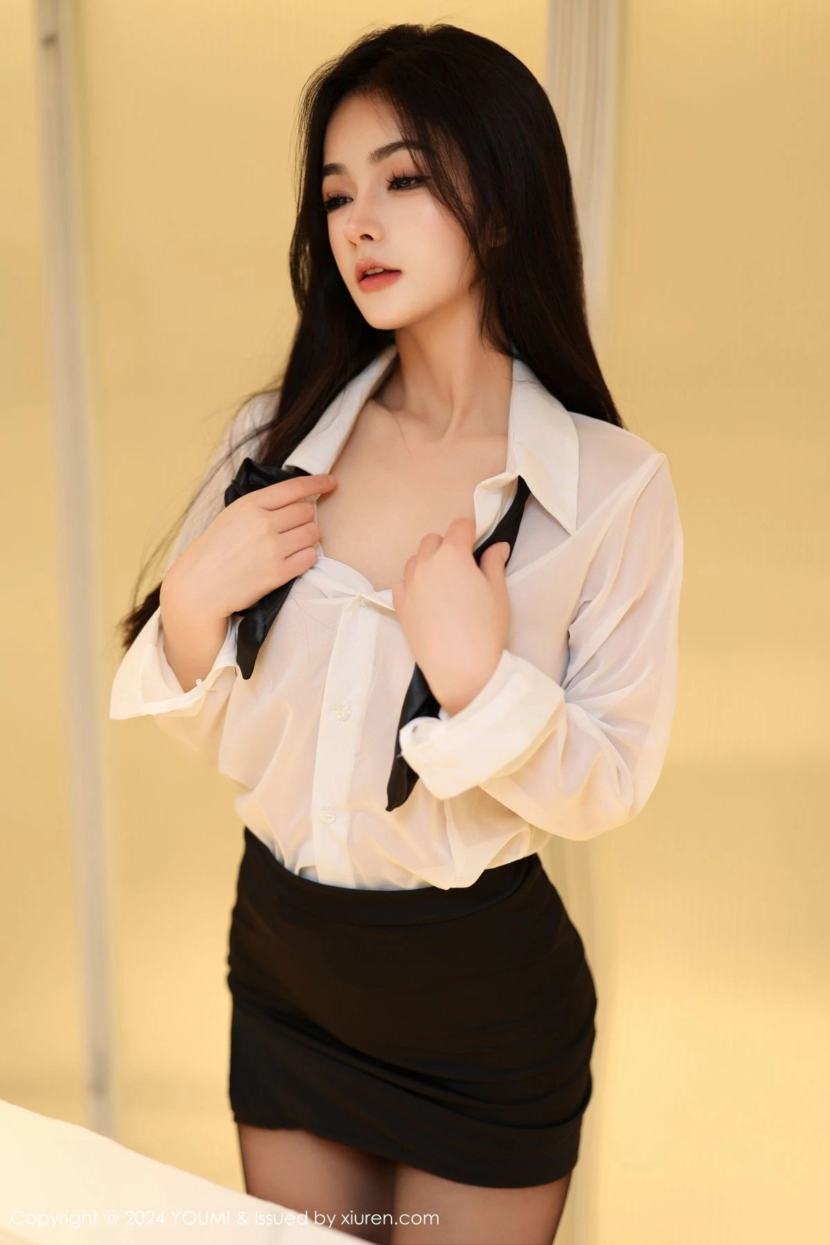 秀人集.com_[YouMi尤蜜荟]Vol.1050_模特谭小灵性感薄透白T配黑短裙露超薄黑丝秀翘臀美腿诱惑写真90P