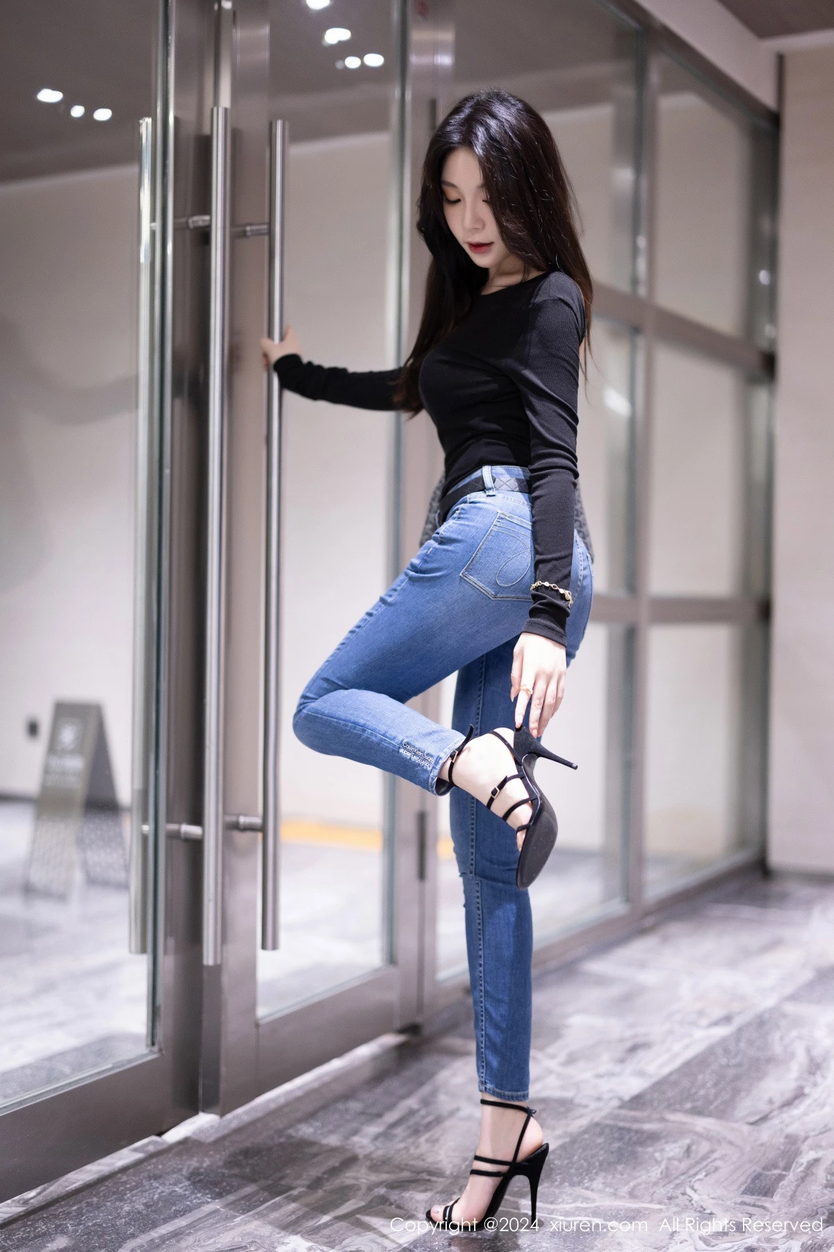 秀人集.com_[XiuRen秀人网]No.8385_模特徐莉芝Booty黑色露背上衣+皮质连衣裙秀曼妙身姿诱惑写真92P