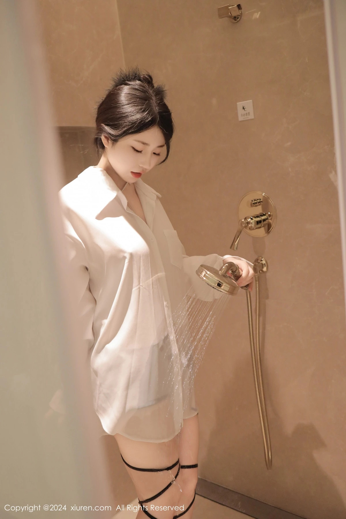 秀人集.com_[XiuRen秀人网]No.8400_模特陈小花浴室性感白色轻透上衣配牛仔短裤秀曼妙身姿诱惑写真77P