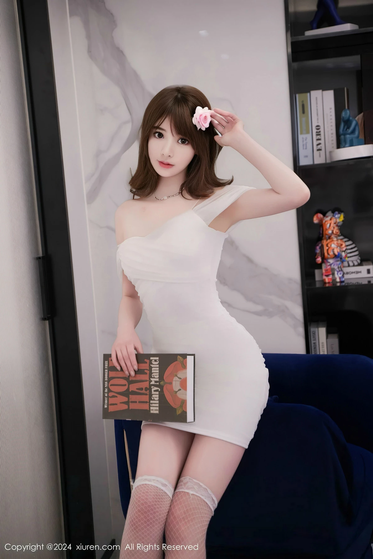 秀人集.com_[XiuRen秀人网]No.8407_模特梦灵儿Mini白色露肩连衣短裙配白丝网袜秀完美身材诱惑写真58P