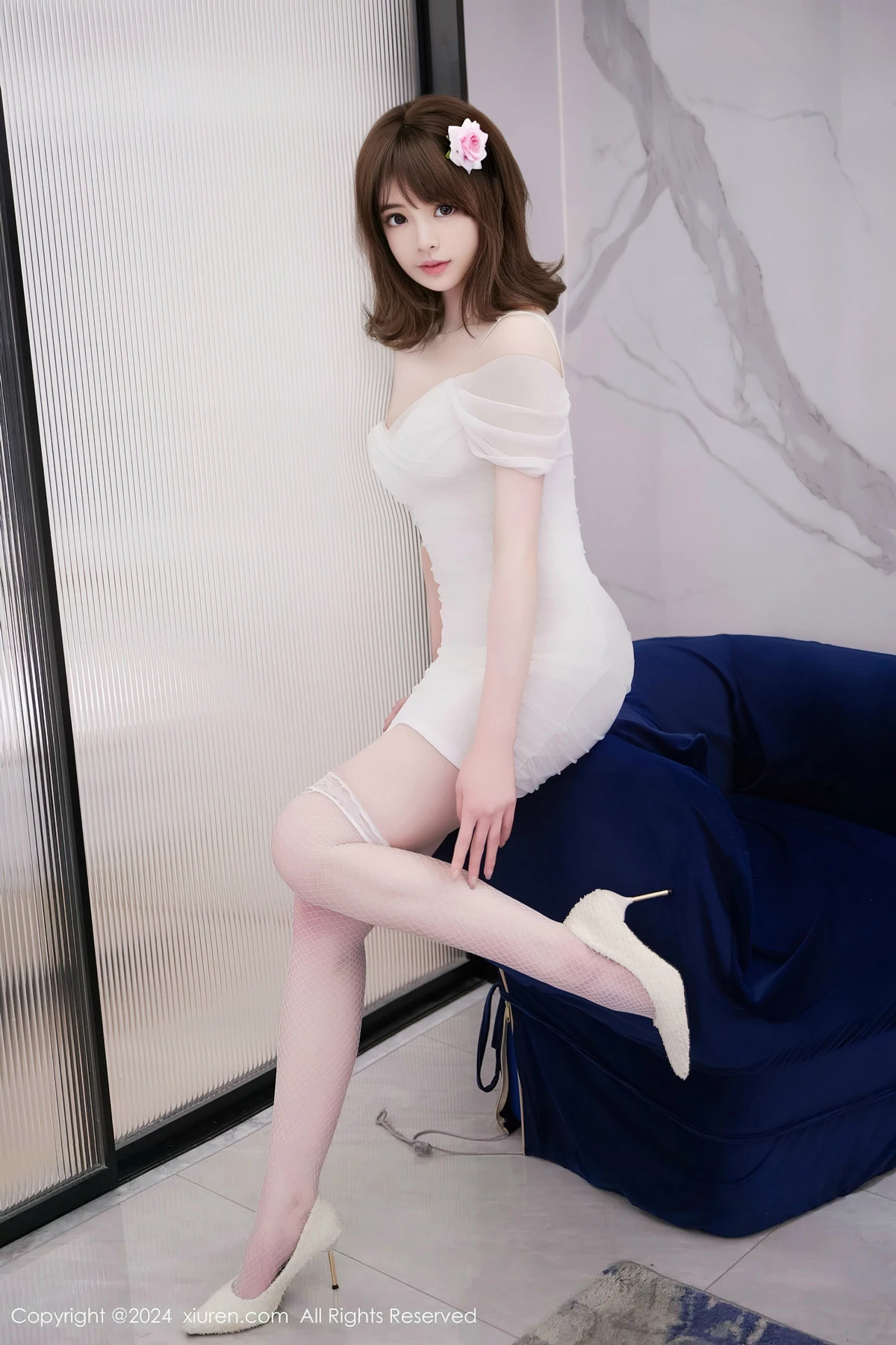秀人集.com_[XiuRen秀人网]No.8407_模特梦灵儿Mini白色露肩连衣短裙配白丝网袜秀完美身材诱惑写真58P