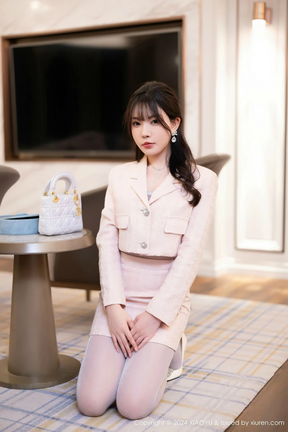 秀人集.com_[XiaoYu画语界]Vol.1236_女神徐莉芝Booty性感浅粉连衣短裙露连体灰丝袜秀曼妙身姿写真82P