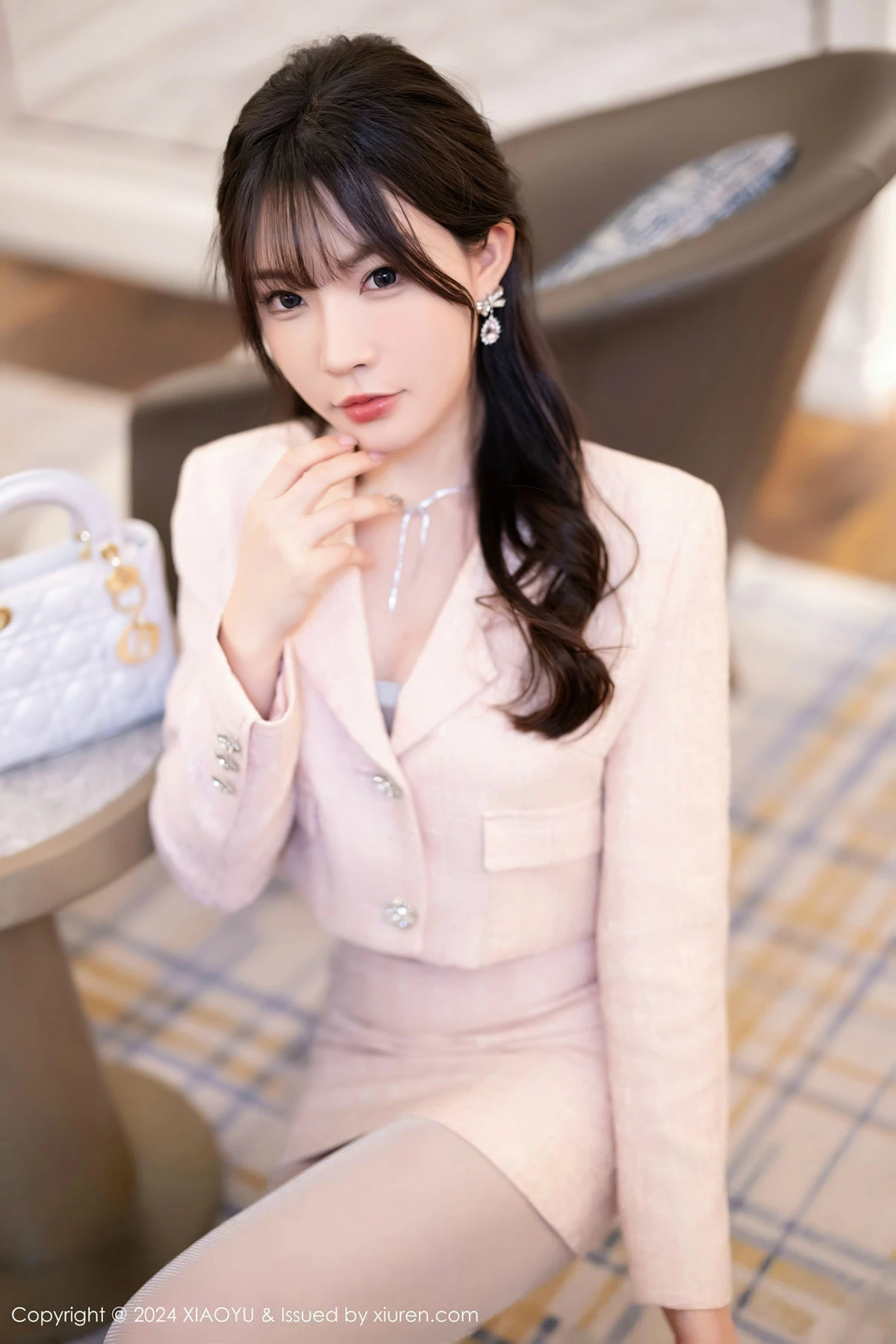 秀人集.com_[XiaoYu画语界]Vol.1236_女神徐莉芝Booty性感浅粉连衣短裙露连体灰丝袜秀曼妙身姿写真82P