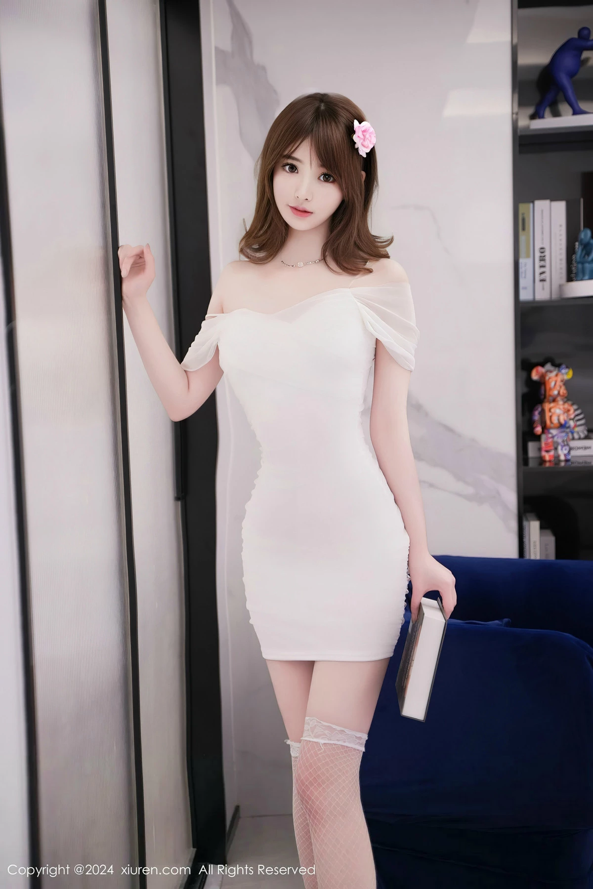 秀人集.com_[XiuRen秀人网]No.8407_模特梦灵儿Mini白色露肩连衣短裙配白丝网袜秀完美身材诱惑写真58P