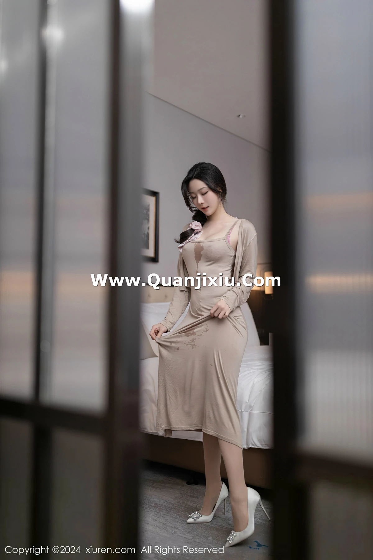 秀人集.com_[XiuRen秀人网]No.8417_模特小逗逗性感轻透连衣长裙配超薄肉丝秀曼妙身姿惹火诱惑写真84P