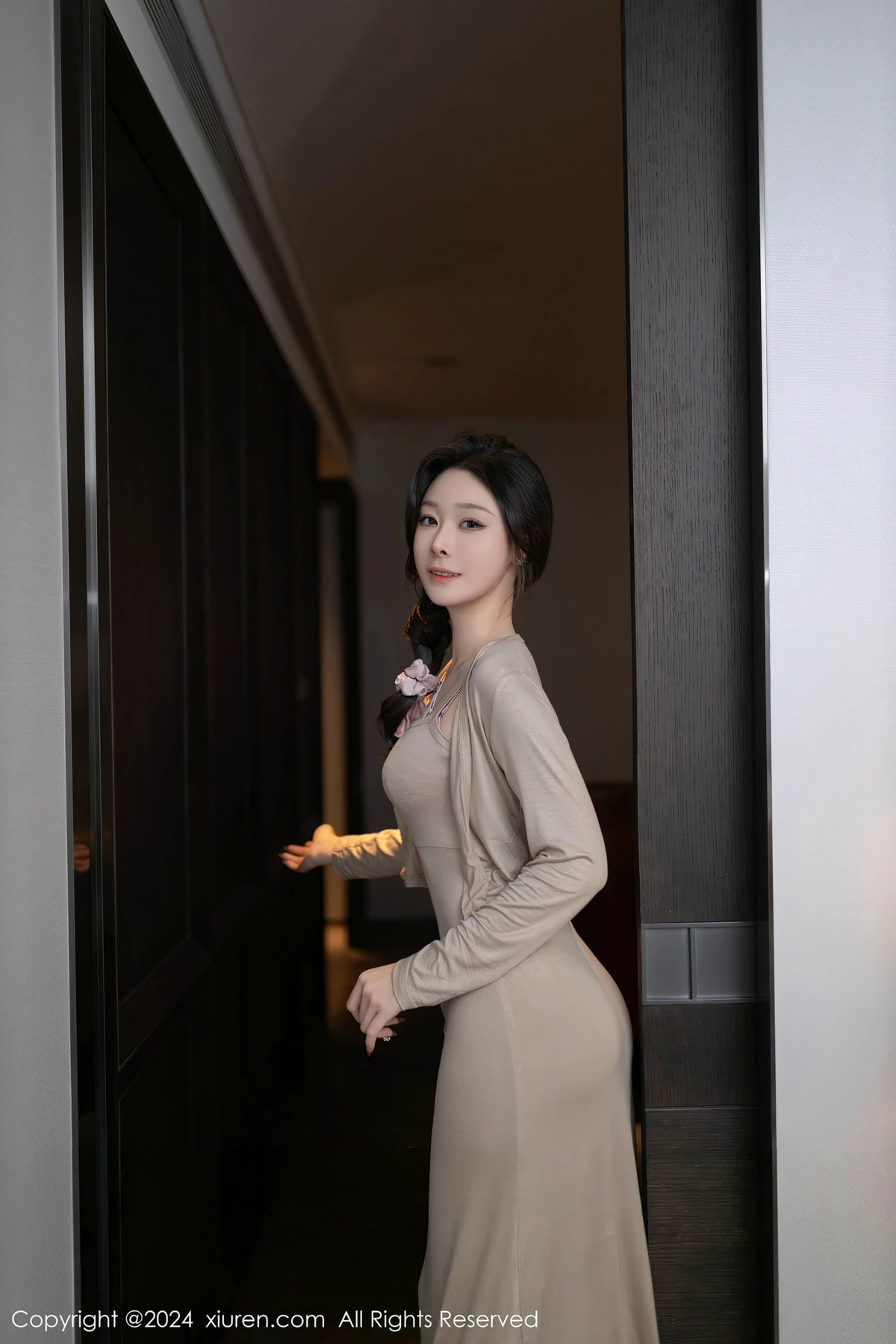 秀人集.com_[XiuRen秀人网]No.8417_模特小逗逗性感轻透连衣长裙配超薄肉丝秀曼妙身姿惹火诱惑写真84P